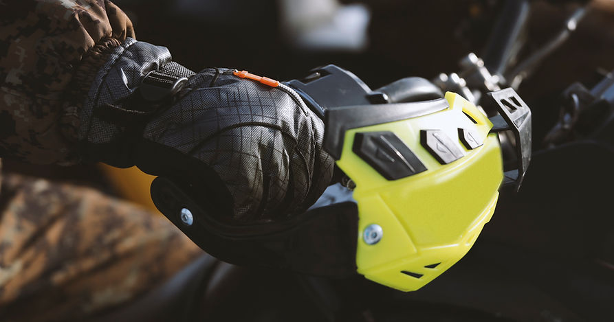 Mano enguantada en el mango